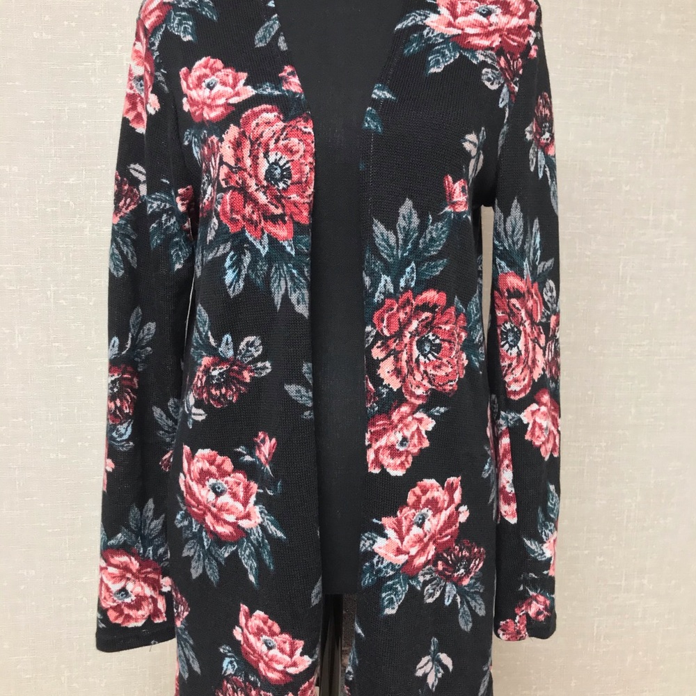CHARLOTTE RUSSE CARDIGAN SIZE MEDIUM